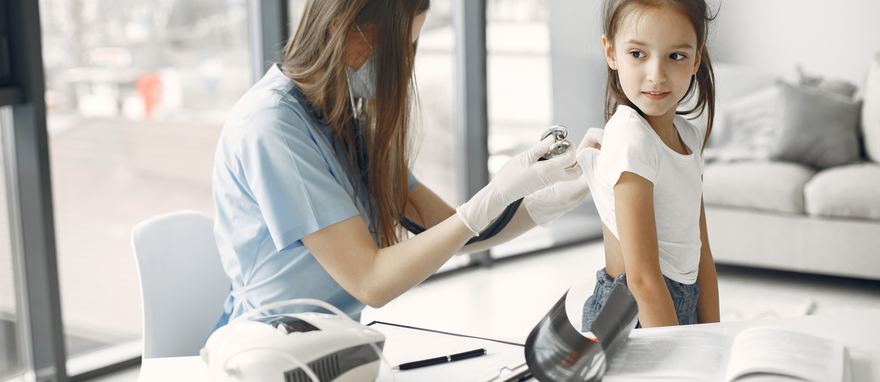 Nhân viên y tế chăm sóc bệnh nhân tại phòng khám