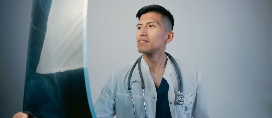 Bác sĩ sử dụng công cụ số tại phòng khám trong mạng lưới