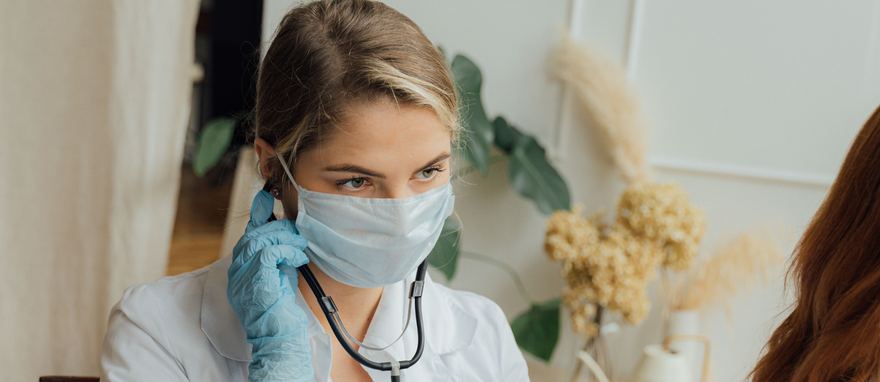 Bác sĩ khám cho bệnh nhân tại phòng khám trong mạng lưới