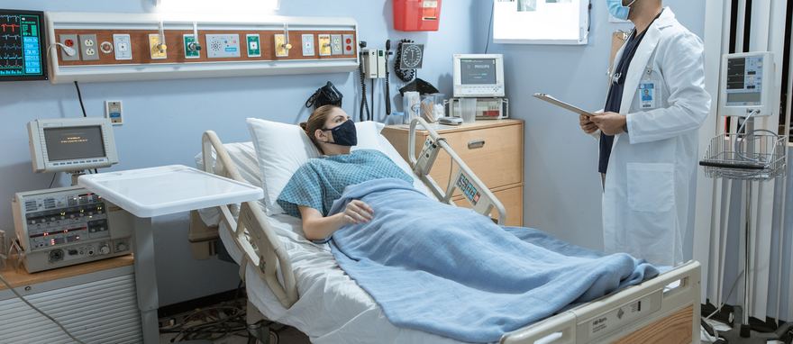 Nhân viên phòng khám xử lý sổ sách, hồ sơ thủ công
