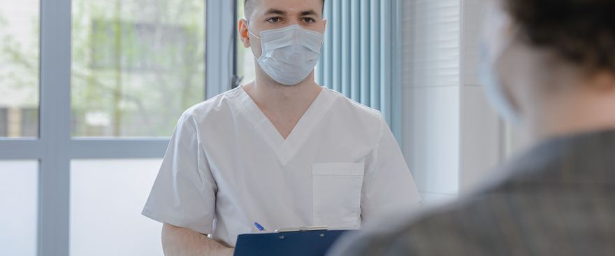 Nhân viên y tế với kết quả xét nghiệm